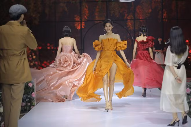 Hiện tại, Hoàng Thùy là một trong những cái tên được các nhà thiết kế Việt ưu ái và lựa chọn trong những đêm diễn quan trọng ẢNH: BTC