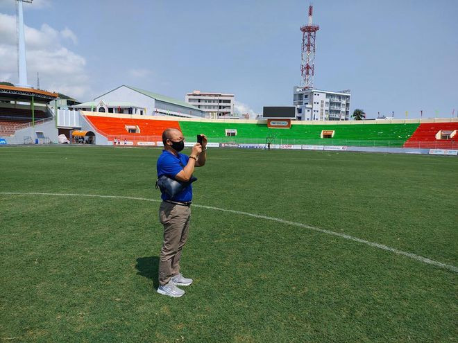 HLV Park Hang-seo tỉ mỉ kiểm tra sân Quy Nhơn. Ảnh: LINH NHI