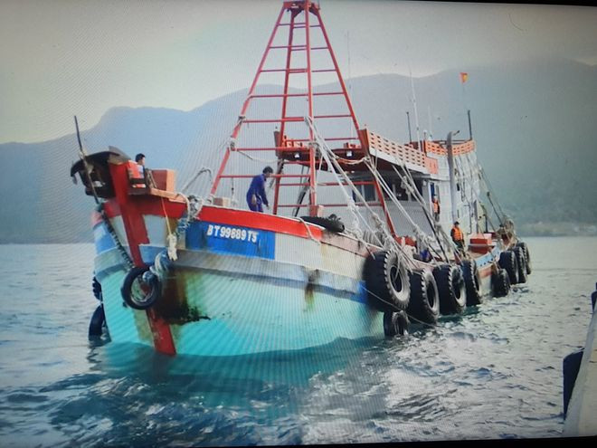  Tàu cá được đưa vào bờ để phục vụ công tác điều tra - Ảnh: Nguyễn Long