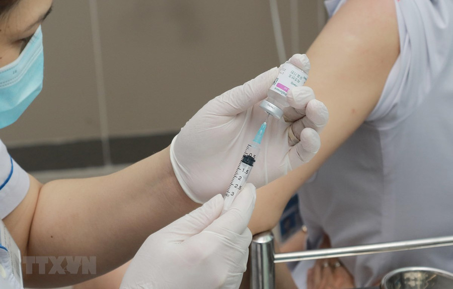 Tiêm vaccine cho các nhân viên y tế tuyến bệnh viện quận, huyện tại Thành phố Hồ Chí Minh. (Ảnh: Đinh Hằng/TTXVN)