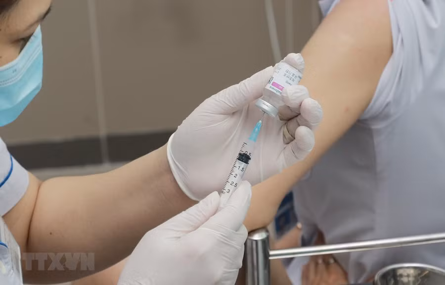 Tiêm vaccine cho các nhân viên y tế tuyến bệnh viện quận, huyện tại Thành phố Hồ Chí Minh. (Ảnh: Đinh Hằng/TTXVN)
