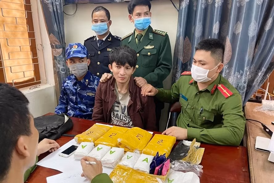 Đối tượng Vũ bị bắt cùng tang vật là 30.000 viên hồng phiến. Ảnh: TT. Đối tượng Vũ bị bắt cùng tang vật là 30.000 viên hồng phiến. Ảnh: TT.