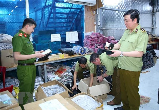 Lực lượng chức năng kiểm tra, niêm phong toàn bộ số hàng vi phạm. (Ảnh: Thùy Dung/TTXVN) Lực lượng chức năng kiểm tra, niêm phong toàn bộ số hàng vi phạm. (Ảnh: Thùy Dung/TTXVN)