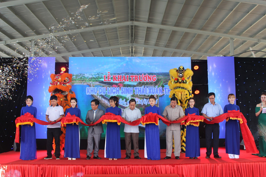 Các đại biểu cắt băng khai trương khu du lịch sinh thái Xuân Thủy. Ảnh Phan Lài