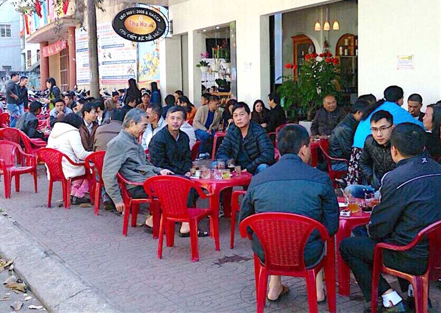 Thu Hà với ly cà phê pha phin truyền thống vẫn mê hoặc nhiều người dân Phố núi. Ảnh: Hồng Thi