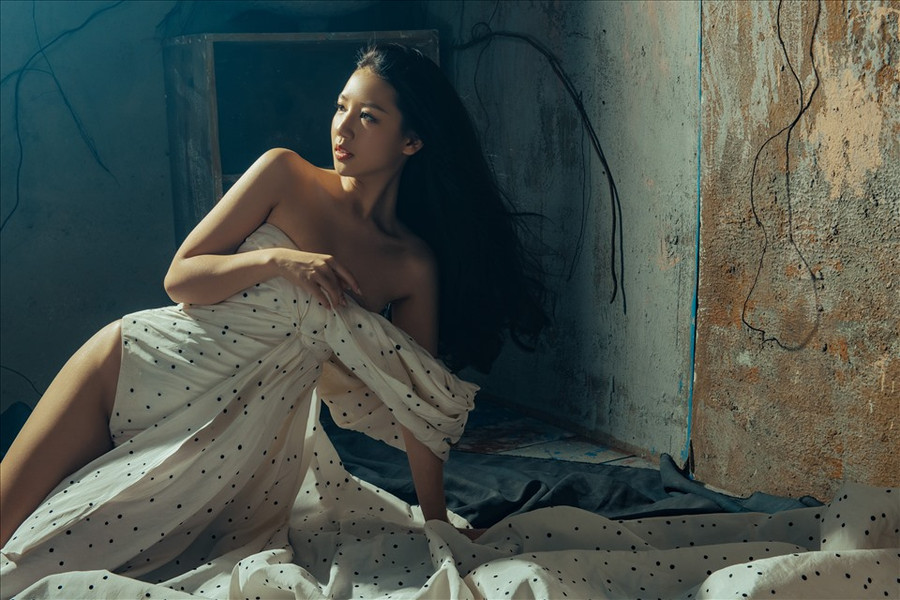 Với hai gam màu trắng đen đối lập, Amee thu hút với vẻ đẹp u buồn, cô diện thiết kế khoe khéo hình thể chuẩn. Ảnh: NSCC.