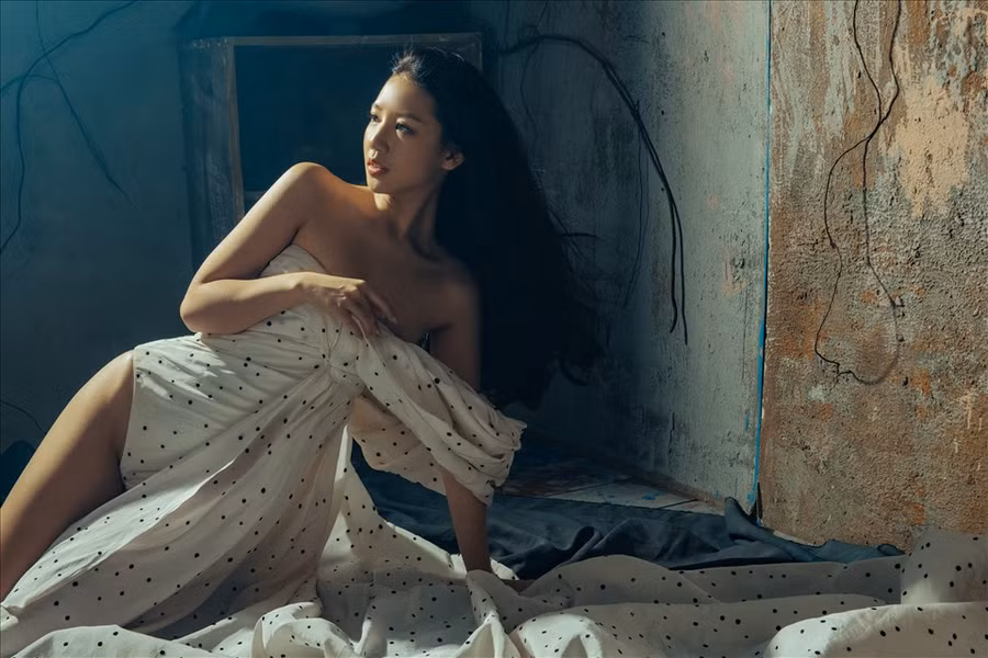 Với hai gam màu trắng đen đối lập, Amee thu hút với vẻ đẹp u buồn, cô diện thiết kế khoe khéo hình thể chuẩn. Ảnh: NSCC.