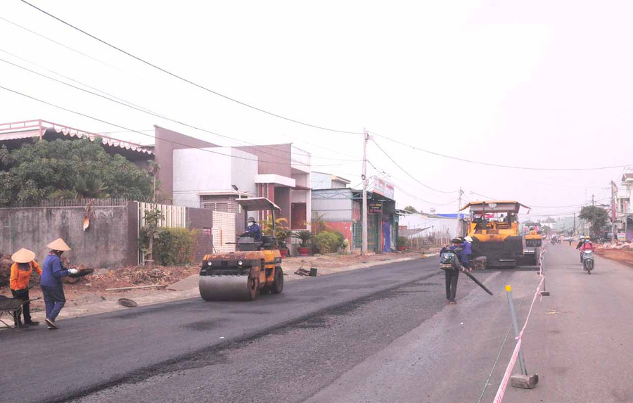 Đơn vị thi công trải thảm nhựa đường Tôn Đức Thắng (TP. Pleiku). Ảnh: Thiên Di Đơn vị thi công trải thảm nhựa đường Tôn Đức Thắng (TP. Pleiku). Ảnh: Thiên Di