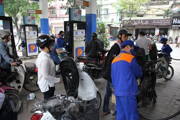 Nhân viên Petrolimex đang bán xăng cho khách hàng. (Ảnh: Đức Duy/Vietnam+) Nhân viên Petrolimex đang bán xăng cho khách hàng. (Ảnh: Đức Duy/Vietnam+)