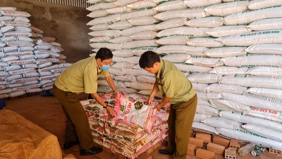  Đội Quản lý thị trường số 8 (Cục Quản lý Thị trường Gia Lai) kiểm tra và phát hiện cơ sở đang bày bán gần 1 tấn phân bón hết hạn sử dụng. Ảnh: Thảo Nguyên