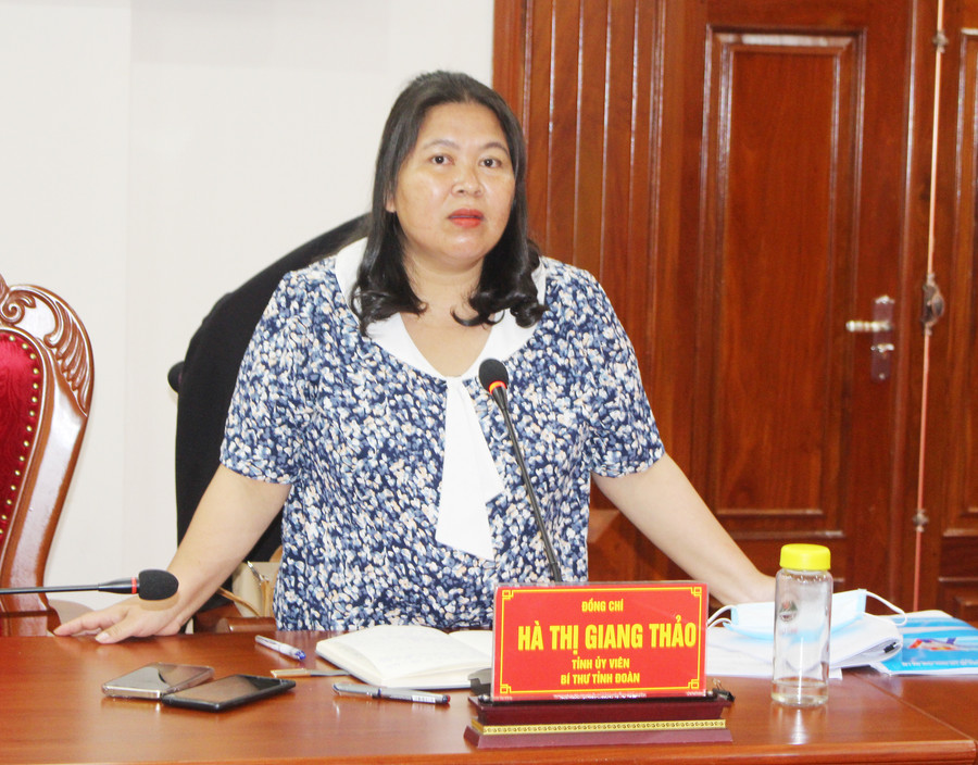 Chị Hà Thị Giang Thảo-Bí thư Tỉnh Đoàn báo cáo tình hình hoạt động Tháng Thanh niên tại buổi làm việc với Phó Bí thư Thường trực Tỉnh ủy Châu Ngọc Tuấn. Ảnh: Phan Lài