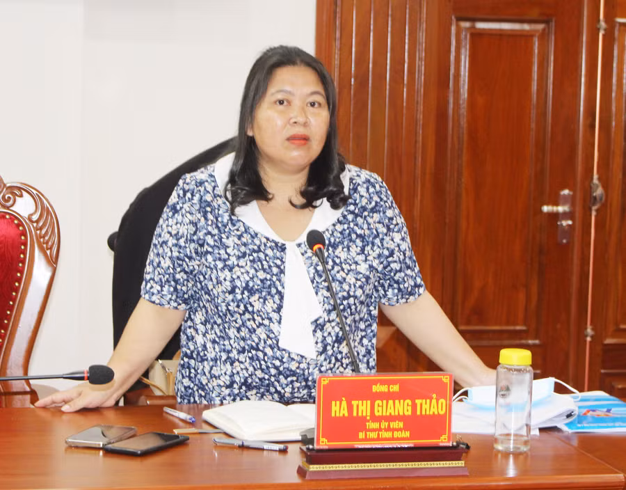 Chị Hà Thị Giang Thảo-Bí thư Tỉnh Đoàn báo cáo tình hình hoạt động Tháng Thanh niên tại buổi làm việc với Phó Bí thư Thường trực Tỉnh ủy Châu Ngọc Tuấn. Ảnh: Phan Lài