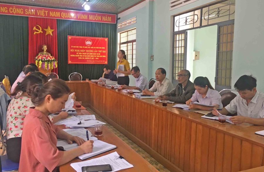 Quang cảnh buổi kiểm tra triển khai công tác bầu cử tại Ủy ban MTTQ Việt Nam thị trấn Kon Dơng (huyện Mang Yang). Ảnh: Ngọc Anh Quang cảnh buổi kiểm tra triển khai công tác bầu cử tại Ủy ban MTTQ Việt Nam thị trấn Kon Dơng Ảnh Ngọc Anh 2