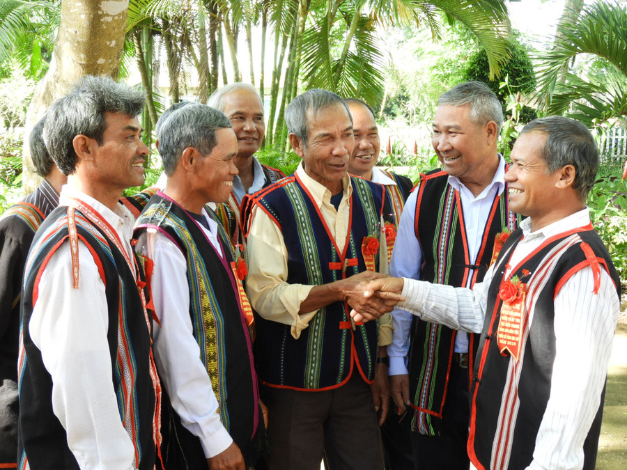  Người cao tuổi trao đổi kinh nghiệm tuyên truyền vận động quần chúng. Ảnh: Thanh Nhật