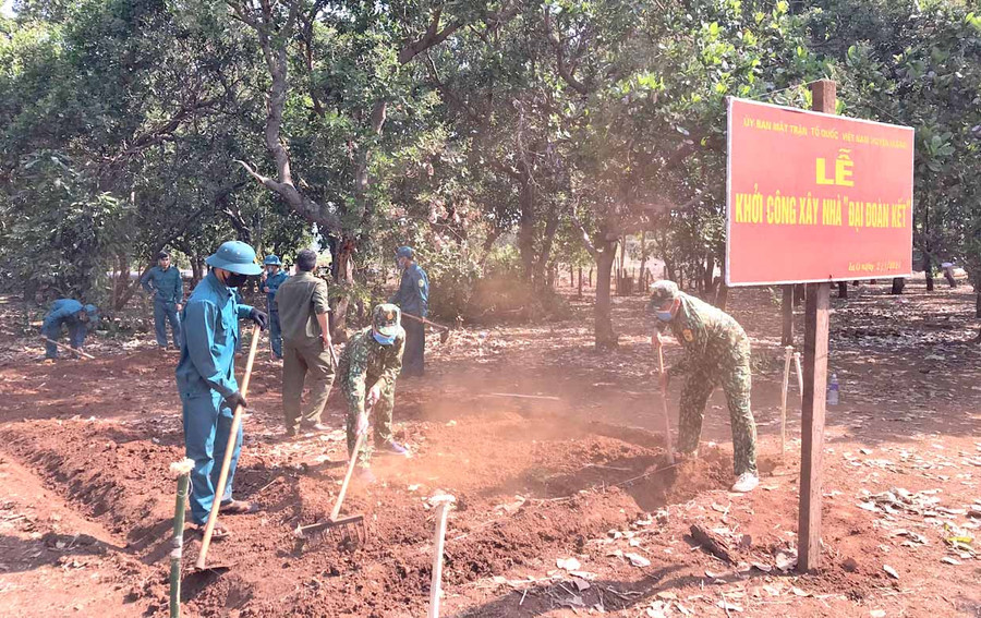 Cán bộ, chiến sĩ Đồn Biên phòng Ia O giúp xây dựng nhà cho gia đình bà Rơ Mah Byơnh (làng Dăng, xã Ia O). Ảnh: Anh Huy Cán bộ, chiến sĩ Đồn Biên phòng Ia O giúp xây dựng nhà cho gia đình bà Rơ Mah Byơnh (làng Dăng, xã Ia O). Ảnh: Anh Huy