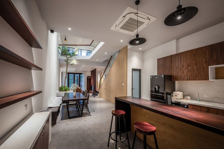 Khu vực bếp nấu nằm phía sau nhà, được thiết kế với quầy bar quây gọn lại tạo nên sự kín đáo nhất định. Khu vực bếp nấu nằm phía sau nhà, được thiết kế với quầy bar quây gọn lại tạo nên sự kín đáo nhất định.