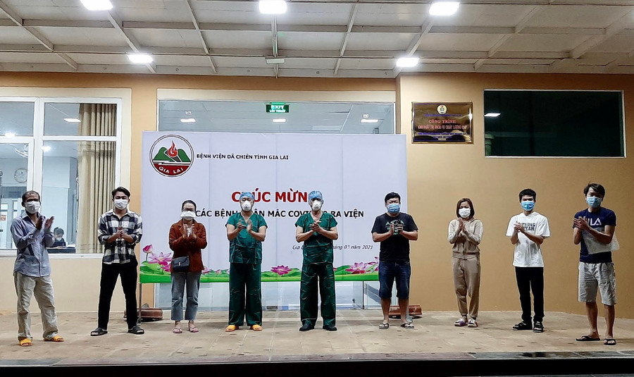 Các bệnh nhân Covid-19 được xuất viện tối 3-3. Ảnh: Như Nguyện Các bệnh nhân Covid-19 được xuất viện tối 3-3. Ảnh: Như Nguyện