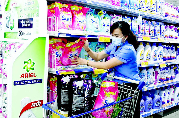 Các nhãn hàng hóa mỹ phẩm cũng đang giảm giá sâu để hỗ trợ khách hàng nữ mua sắm thoải mái hơn Các nhãn hàng hóa mỹ phẩm cũng đang giảm giá sâu để hỗ trợ khách hàng nữ mua sắm thoải mái hơn