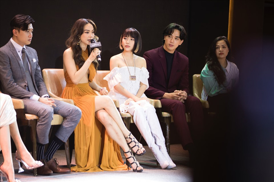 Êkíp phim có nhiều chia sẻ thú vị xoay quanh bộ phim sẽ ra mắt vào tháng 5 tới đáy. Ảnh: NVCC.