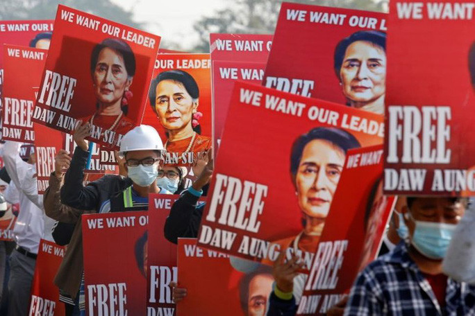 Người biểu tình cầm ảnh bà Suu Kyi xuống đường ở thủ đô Naypyitaw. Ảnh: Reuters  Người biểu tình cầm ảnh bà Suu Kyi xuống đường ở thủ đô Naypyitaw. Ảnh: Reuters