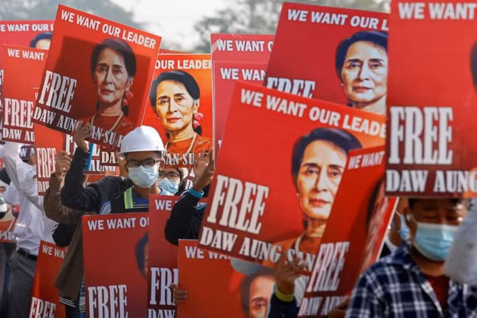 Người biểu tình cầm ảnh bà Suu Kyi xuống đường ở thủ đô Naypyitaw. Ảnh: Reuters Người biểu tình cầm ảnh bà Suu Kyi xuống đường ở thủ đô Naypyitaw. Ảnh: Reuters