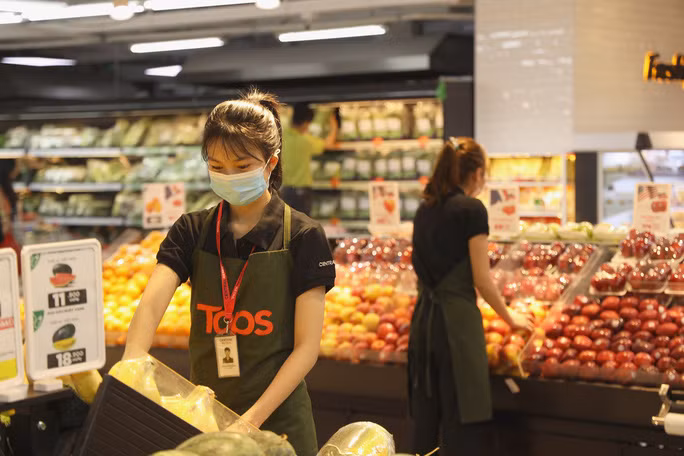 Đồng phục của nhân viên siêu thị cũng được thay đổi. Đồng phục của nhân viên siêu thị cũng được thay đổi.