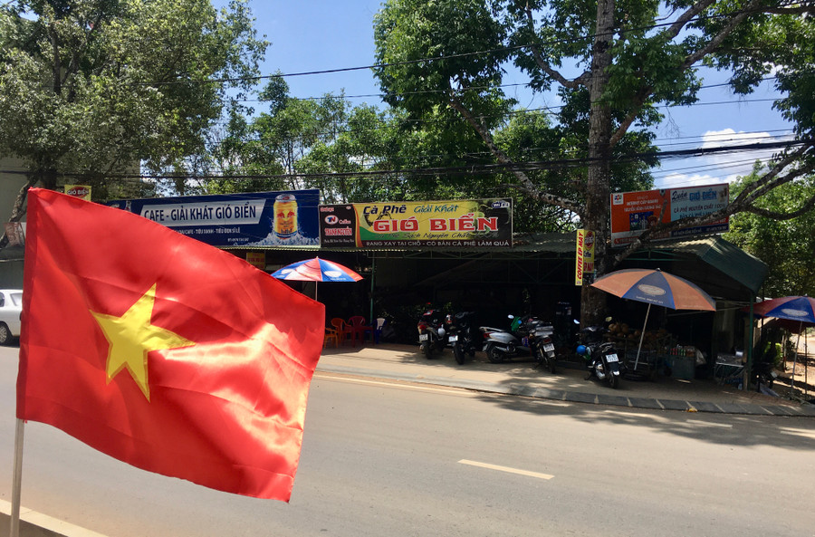 Quán cà phê Gió Biển (xã Biển Hồ) cũng không thấy phiền khi mở cửa phục vụ du khách có nhu cầu. Ảnh: Quang Tấn