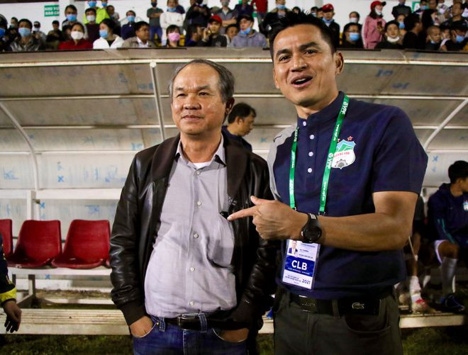 Bầu Đức và Kitisak trên sân Pleiku trong chiến thắng của HAGL trước SLNA ở vòng 2 V-League - ẢNH: Khả Hòa