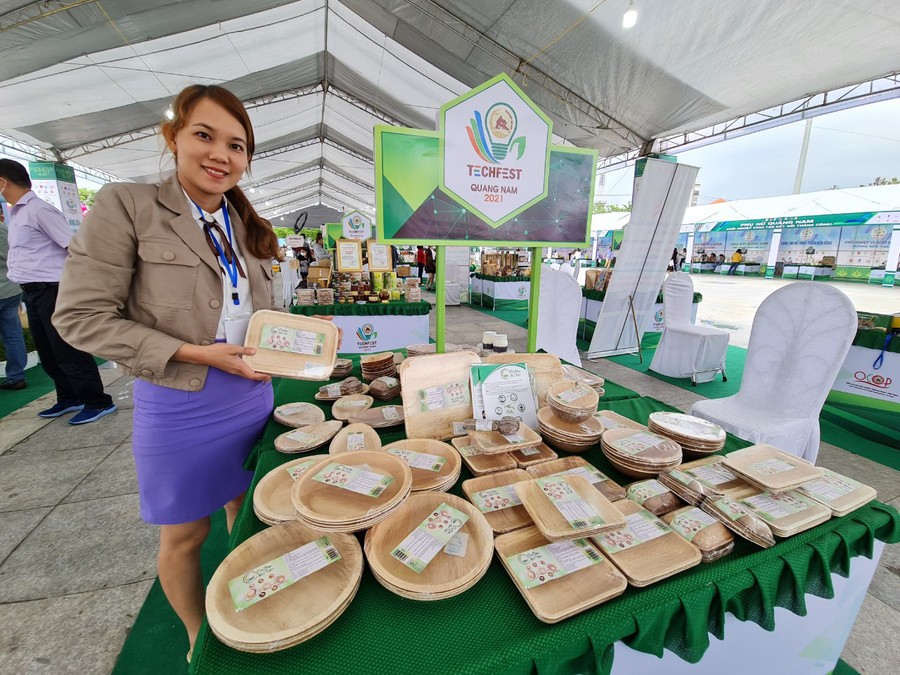 Sản phẩm chén, đĩa bằng cau, chính sản phẩm của nhà nông