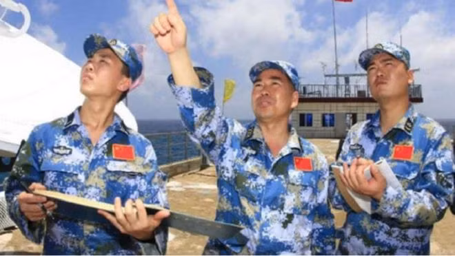 Nhà khí tượng học thuộc hải quân Trung Quốc tiến hành cuộc quan sát trái phép ở đá Chữ Thập trong quần đảo Trường Sa của Việt Nam vào năm 2010. Ảnh: CHỤP MÀN HÌNH BENARNEWS