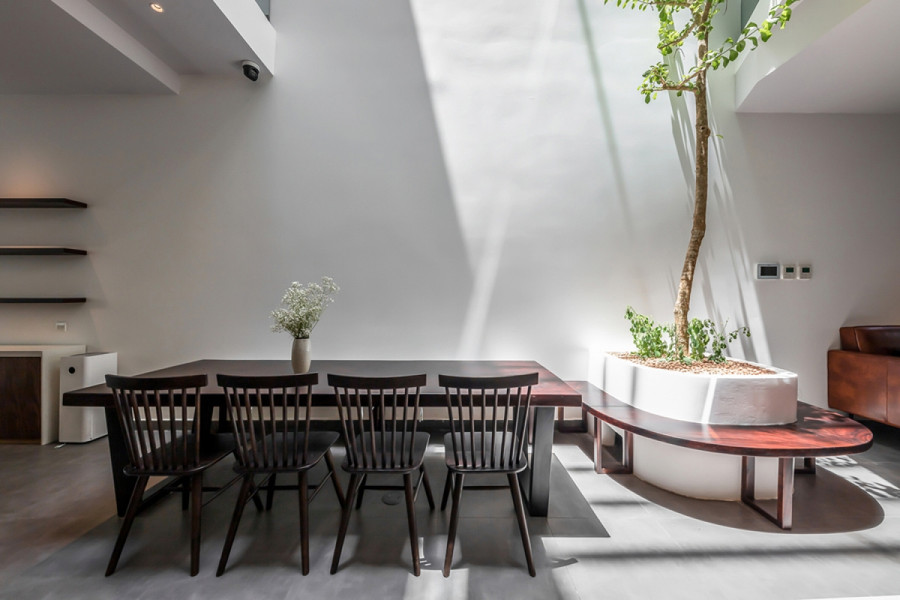 Đây cũng là nơi kê bàn ăn, cạnh một bồn cây xanh dưới giếng trời. Đây cũng là nơi kê bàn ăn, cạnh một bồn cây xanh dưới giếng trời.