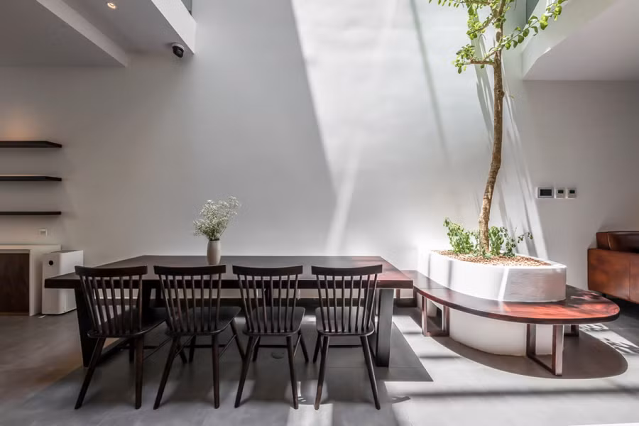  Đây cũng là nơi kê bàn ăn, cạnh một bồn cây xanh dưới giếng trời.