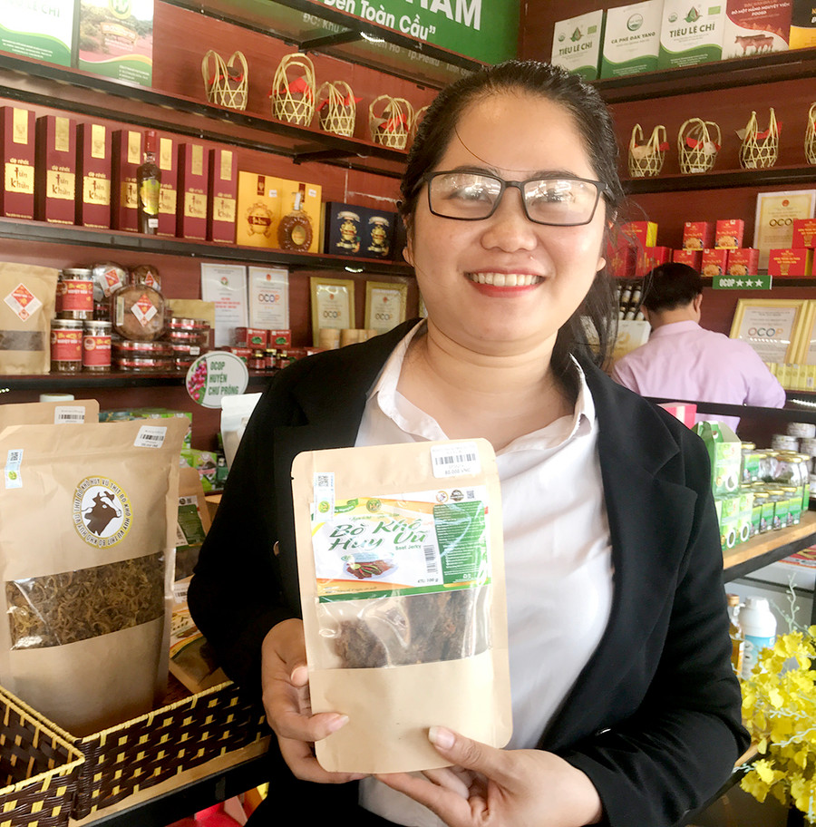 Công ty TNHH một thành viên Bò khô Huy Vũ (huyện Đak Đoa) tự mua tem truy xuất nguồn gốc. Ảnh: Nguyễn Diệp