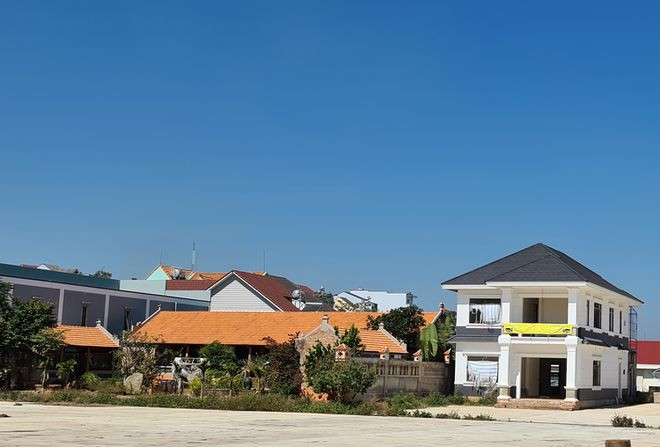 Theo Sở Xây dựng Lâm Đồng, ngôi nhà 1 trệt một lầu (màu trắng) xây dựng không phép nhưng phù hợp chủ trương đầu tư - ẢNH; LÂM VIÊN