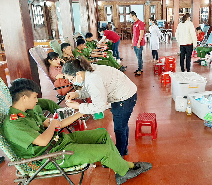 Đoàn viên, thanh niên Trại giam Gia Trung tham gia hiến máu tình nguyện. Ảnh: Hà Phương