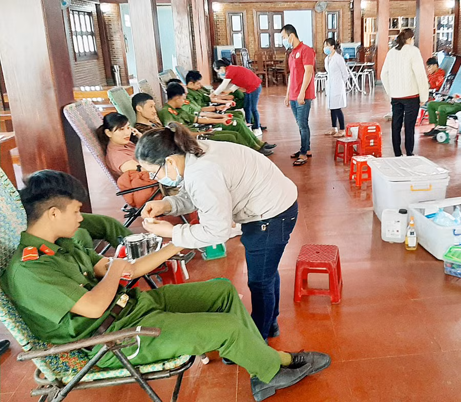 Đoàn viên, thanh niên Trại giam Gia Trung tham gia hiến máu tình nguyện. Ảnh: Hà Phương