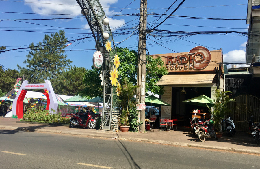 Quán cà phê Radio (30 Trần Hưng Đạo) đồng tình ủng hộ dán logo nhà vệ sinh cộng đồng. Ảnh: Quang Tấn