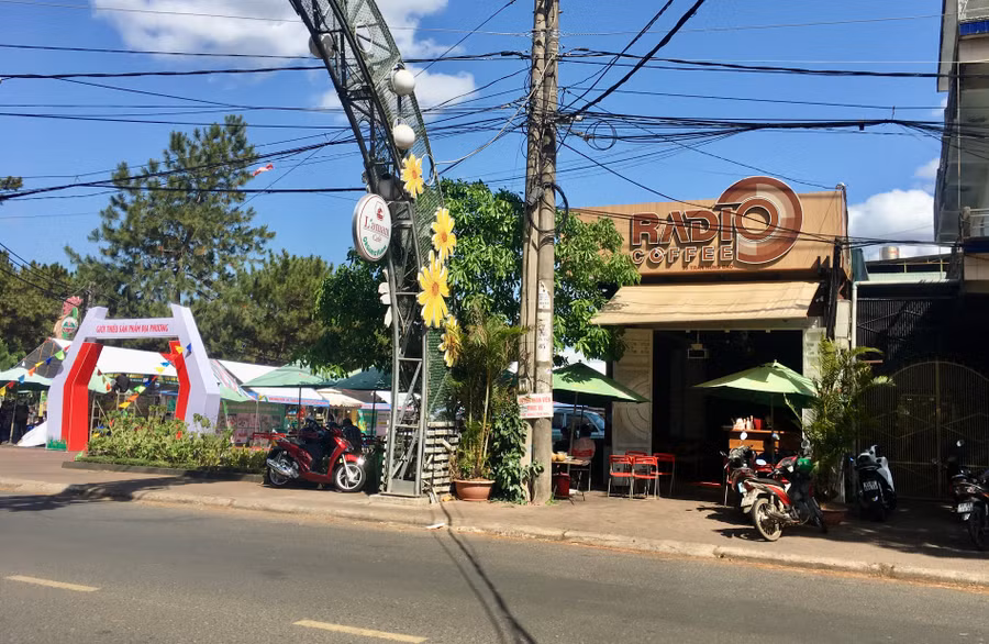 Quán cà phê Radio (30 Trần Hưng Đạo) đồng tình ủng hộ dán logo nhà vệ sinh cộng đồng. Ảnh: Quang Tấn