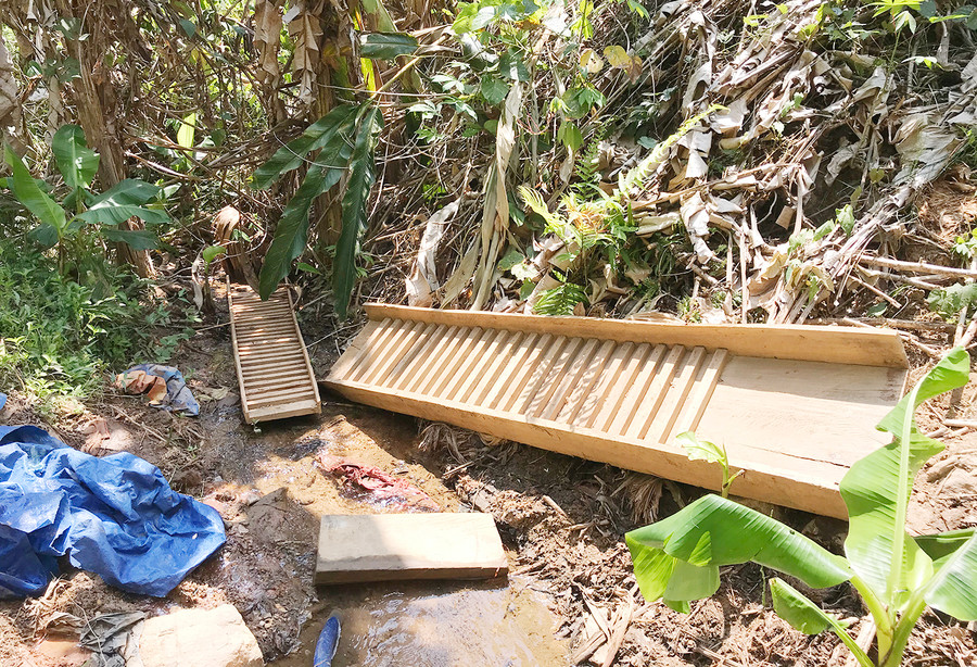  Các máng đãi vàng bị bỏ lại khu vực núi Ktok (xã Đak Sơ Mei, huyện Đak Đoa). Ảnh: Văn Ngọc