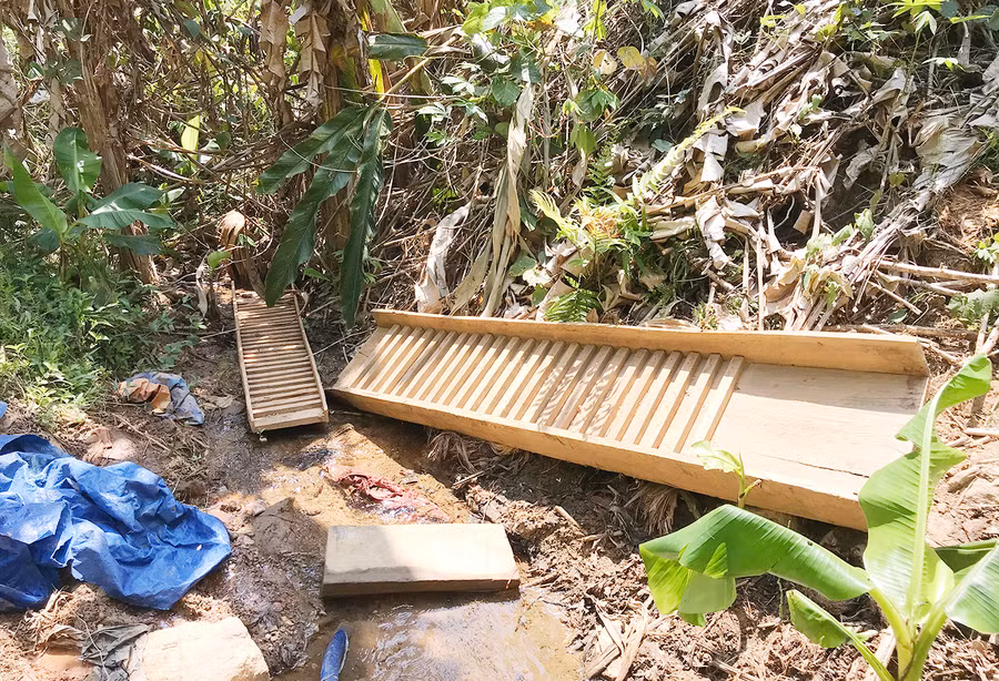  Các máng đãi vàng bị bỏ lại khu vực núi Ktok (xã Đak Sơ Mei, huyện Đak Đoa). Ảnh: Văn Ngọc