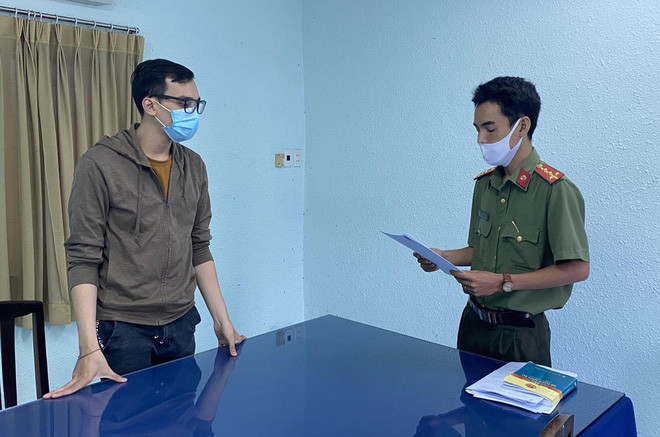 Công an TP.HCM tống đạt quyết định khởi tố bị can đối với Dương Tấn Hậu. Ảnh: Công an cung cấp.