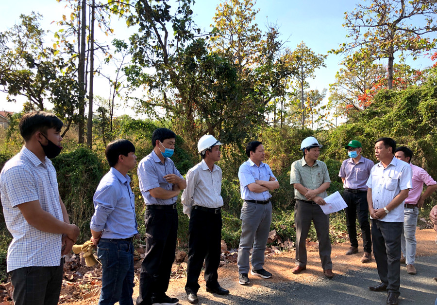  Đại diện các đơn vị chủ đầu tư, quản lý dự án, tư vấn thiết kế, tư vấn giám sát và nhà thầu tiến hành nghiệm thu ngoài thực địa công trình sửa chữa quốc lộ 14C. Ảnh: Lê Hòa