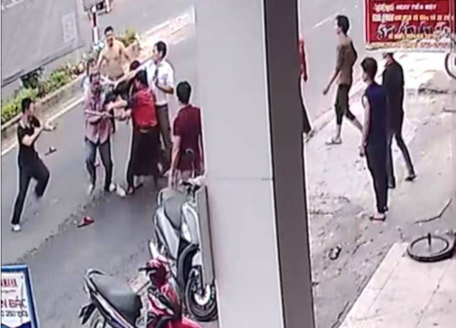 Chủ và nhân viên của 2 cửa hàng buôn bán xe máy ẩu đả sau khi tranh cãi nơi để rác. ẢNH TRÍCH XUẤT CAMERA