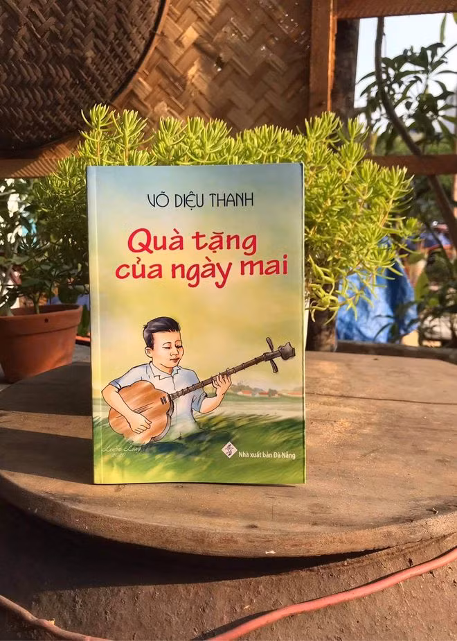 Bìa cuốn sách ‘Quà tặng của ngày mai’ của nhà văn Võ Diệu Thanh (NXB Đà Nẵng, 2021). ẢNH: Đ.L.V