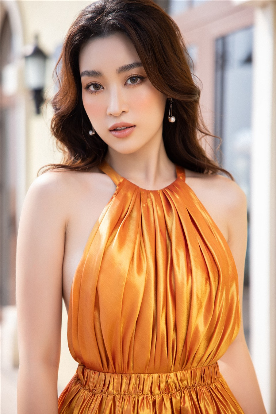 Trong một bộ ảnh khác, Đỗ Mỹ Linh diện thiết tông vàng đồng nhẹ nhàng, ngọt ngào. Ảnh: NSCC.