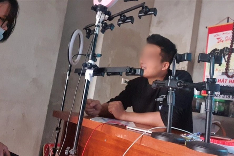 La liệt các dụng cụ livestream của một "lương y". Ảnh: Đình Trường La liệt các dụng cụ livestream của một