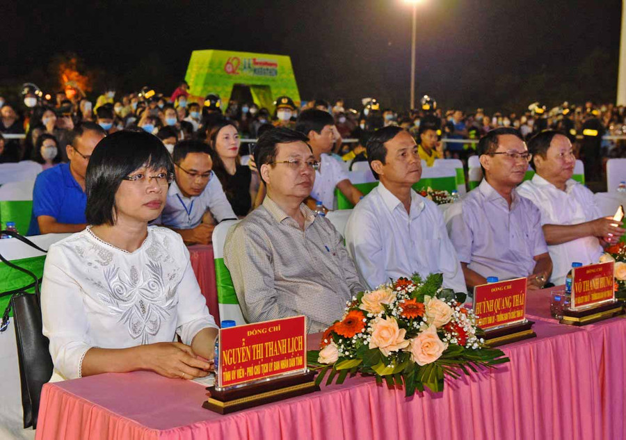 Các lãnh đạo tỉnh dự lễ. Ảnh Đức Thụy