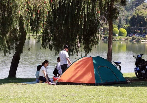 Du khách căng lều trại ven bờ hồ Xuân Hương. (Ảnh: Chu Quốc Hùng/TTXVN) Du khách căng lều trại ven bờ hồ Xuân Hương. (Ảnh: Chu Quốc Hùng/TTXVN)