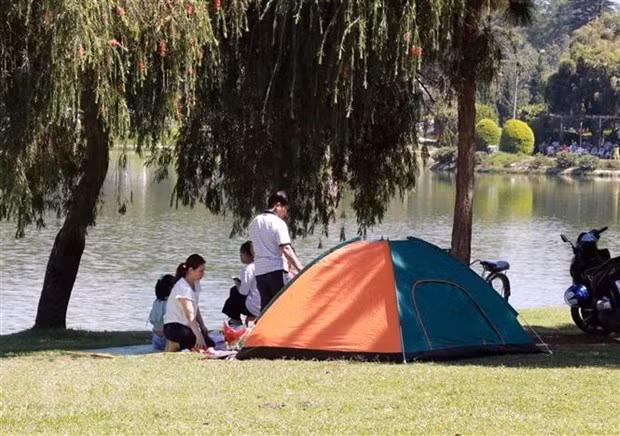  Du khách căng lều trại ven bờ hồ Xuân Hương. (Ảnh: Chu Quốc Hùng/TTXVN)