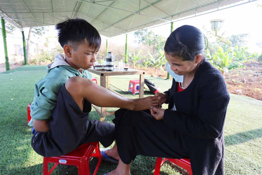 Bà Khước quyết tâm nuôi nấng cậu con trai dù trải qua bao vất vả. Ảnh: Lê Văn Ngọc Bà Khước đã quyết tâm nuôi nấng cậu con trai dù trải qua bao vất vả. Ảnh: Lê Văn Ngọc